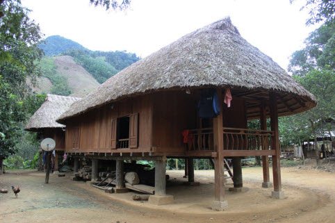 Những ngôi nhà mái tranh theo kiểu truyền thống là một trong những nét đặc sắc của người dân Vân Kiều